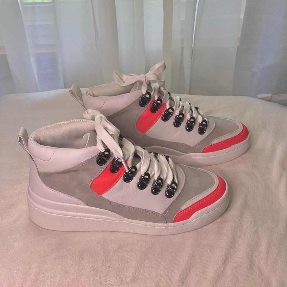 NWT VINCE CAMUTO Samphy Sneakers leather and suede shoes